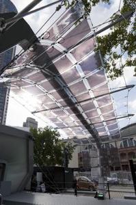 © BASF - Die futuristische Konstruktion besteht aus 85 einzelnen, transparenten Solarmodulen, die auf organischen Halbleitermaterialien der BASF basieren.