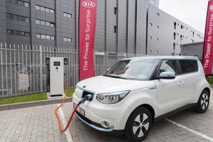 © KIA Motors Deutschland GmbH  / Schnellladung für Elektroautos: Kia nimmt die europaweit ersten 100-kW-Stationen in Betrieb