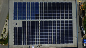 ©   SST Solar / Blick aus der Vogelperspektive auf die PV-Anlage mit 120 kW Leistung.