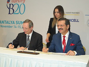 © WKÖ/Mandl -WKÖ- u. GCP-Präsident Christoph Leitl und den derzeitigen B20-Vorsitzenden Rifat Hisarciklioglu von der türkischen Wirtschaftskammer (TOBB) bei der Unterzeichnung des Abkommens in Antalya.