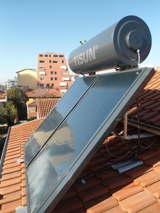 © Tisun- Das Thermosiphonsystem mit einer Gesamtkollektorfläche von 8 m² versorgt 15 Personen mit Warmwasser.