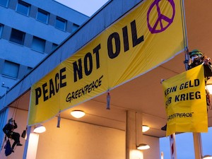 © Greenpeace D/ “Peace - Not Oil” - Greenpeace-Aktive protestieren an Raffinerie gegen Ölimporte aus Russland