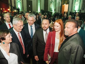 © Philipp Lipiarski/ Arnold Schwarzenegger im Gespräch mit  Bundespräsident, Bundeskanzler, CLemens Hallmann u.a.