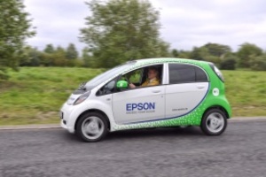 © Epson - Fuhrparkmanagerin Stefanie Böhm testet das Elektrofahrzeug E1