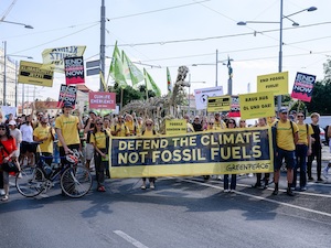 © David Visnic/ Greenpeace / Ein langer Saurier gegen fossile Energien