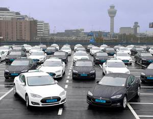 © Tesla Motors - Die ersten 50 Model S rollen als E-Taxis vom Flughafen Schiphol nach Amsterdam
