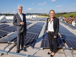 © Energie AG / Klaus Dorninger (Energie AG) und Marlene Kittel (HappyFoto) bei der Anlage