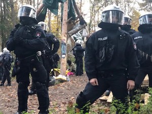 © Bündnis "Wald Statt Asphalt!" / Polizei im Dannenröder Wald