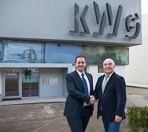 © KWG/ DI Mag. Peter J. Zehetner M.A. (li.), neuer Geschäftsführer bei KWG Direktor Franz Stöttinger (re.)