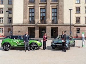 © Energie Tirol / Andreas Kaltenhuber als Vertreter der Autohäuser, LHStvin Ingrid Felipe und DI Bruno Oberhuber, Energie Tirol freuen sich über den Start