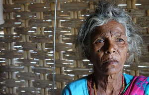 © Survival/ Eine Chenchu-Frau aus dem Dorf Pecheru. Die Dorfbewohner*innen wurden in den 1980er Jahren vertrieben, als ihr Land zu einem Tiger-Reservat erklärt wurde.