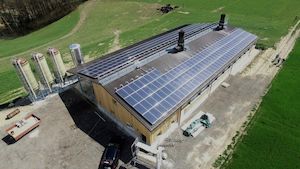 © Solarwatt Schweiz / Die neue Geflügelfarm mit dem Solardach