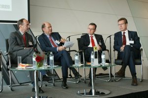 © GSV- Rege Diskussionen in Wien beim GSV-Forum: Dorda, Rohracher, Fischer, Waldhör