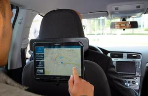 © eShuttle/ Mit dieser Tablet-Applikation werden die Gäste unmittelbar bei der Nutzung des eShuttle-Service zu ihrem Fahrerlebnis befragt
