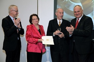 © Eurosolar - Ingrid und Franz Niessler (Mitte) bei der Preisverleihung in Deutschland