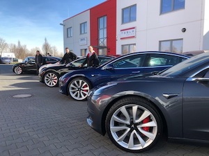 © nextmove / Die ersten 4 Tesla Model 3 wurden übergeben