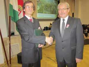 © pronas- Zoltan Woki (li.) bei der Verleihung mit Minister Fazekas