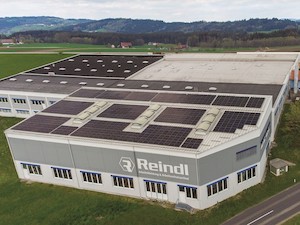 © Reindl Berufskleidung / Die neue Photovoltaikanlage am Dach
