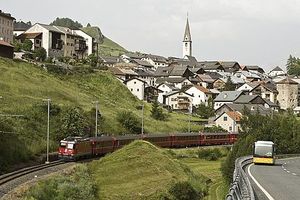 © VCS/Andrea Badrutt - Chur Rhätische Bahn und Postauto bei Ardez