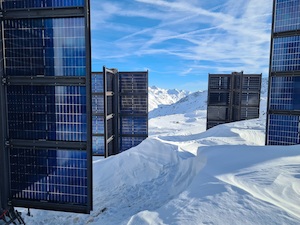© Helioplant®/ Dank der Kreuzstruktur der Module bleiben die Photovoltaikflächen selbst am Tiefenbachgletscher bei extremen Wetterbedingungen schneefrei.