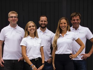 © Neomium GmbH/ Das Neomium Gründerteam Marius Meißner, Roxana Scur, Tobias Salbaum, Sina Straußberger, Jürgen Städtler (von rechts) entwickelt klimafreundliche Antriebstechnologien und wird von der DBU gefördert.