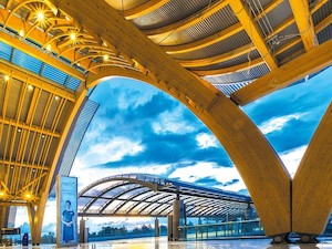 © Rubner Holzbau / Christopher Colinares / Das imposante Dach des Flughafens