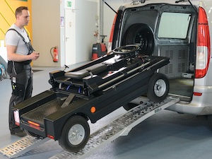 © Carit Automotiv GmbH & Co. KG /Das HopOn Fahrzeug kann dank seiner geringen Breite auch in Lieferfahrzeuge verladen werden