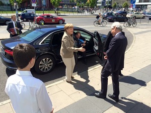© TTF / Angela Merkel war von Elektrofahrzeugen umzingelt!