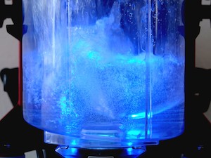 © beam/ Bei den Blue-Evolution-Dampfsaugsystemen von beam landet aufgesaugte Luft im Wasserfilter und wird dort von UVC-Licht bestrahlt