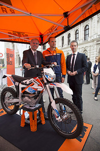 © Juergen Hammerschmid / Minister Stöger und AMP-GF Aichmaier (r.) mit der Freeride-e von KTM