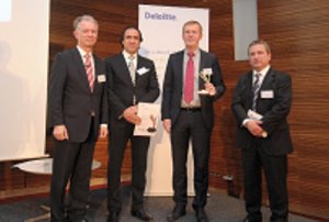 © juwi-  juwi-Vorstand Jochen Magerfleisch mit dem Axia-Award 2011