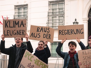 © FFF Julian Kragler / Klimaaktivist*innen vor dem Bundeskanzleramt