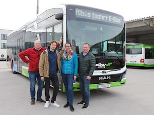 © Salzburg Research/ Das leitende Projektteam mit einem der sieben Albus E-Busse