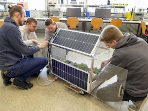 © FH Müster/Jana Bade / Auf dem Dach und an einer der Außenwände wurde je ein Solarmodul installiert