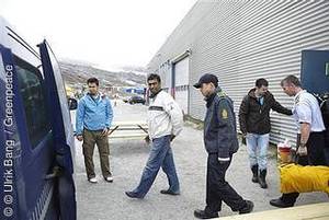 © greenpeace - Kumi Naidoo, und Ulvar Arnkvaern von Greenpeace Norwegen werden zu einem Polizeiwagen geführt.