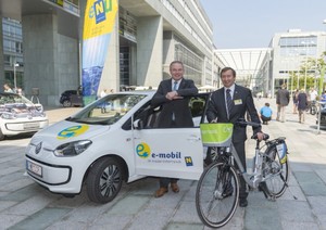 © NLK- J.Burchhart/ LR Dr. Pernkopf und Dr. Greisberger/ENU  mit einem Elektroauto und einem Elektrorad des Landes NÖ.