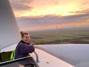 © Elisabeth will hoch hinaus – hier auf einer der oekostrom-Windkraftanlagen in Parndorf.