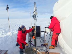 © Jakob Schwander - Universität Bern / Probebohrung in Grönland bei -31° Celsius. In nur eineinhalb Stunden konnte auf eine Tiefe von 20 Metern gebohrt werden