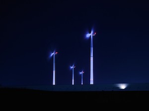 © BMW Group/  Die vier Windenergieanlagen als "Windkerzen"