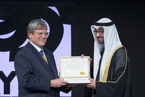 ©  Ryan Carter/Crown Prince Court  Abu Dhabi/ Prof. Dr. Eicke Weber nimmt die Ehrung von Scheich Mohammed Bin Zayed Al Nahyan, Kronprinz von Abu Dhabi, entgegen.