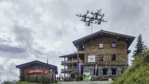 © Naturfreunde Österreich/ Der erste Pilotflug der großen E-Lastendrohne in Österreich wurde auf der Pinzgauer Hütte in 1.700 m, von den Naturfreunden in Kooperation mit der IONICA, durchgeführt.