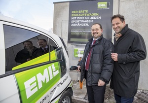 © EMIL- Die beiden Geschäftsführer Franz Studeny und Dietmar Emich (v.l.) freuen sich über die zwei neuen Ausleihstationen von EMIL