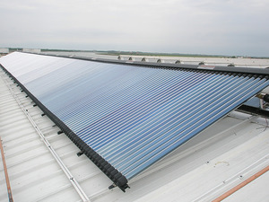 © Invesor/ Die Solarthermieanlage am Dach des Gebäudes