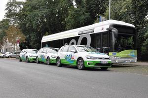 © TU Braunschweig/ Der kabellose Elektrobus "Emil" mit den drei neuen Elektrofahrzeugen "Emilia"