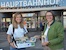 BIO AUSTRIA/ Bio Austria  verteilt am EU-Bio-Tag Bio-Snacks am Hauptbahnhof Wien, rechts im Bild Bio Austria Obfrau Barbara Riegler