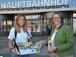 © BIO AUSTRIA/ Bio Austria  verteilt am EU-Bio-Tag Bio-Snacks am Hauptbahnhof Wien, rechts im Bild Bio Austria Obfrau Barbara Riegler