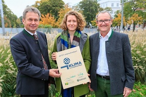 © ÖBMV / Franz Titschenbacher, Präsident des ÖBMV (li.), und Rudolf Freidhager, Vorstandssprecher der ÖBf (re.), unterstützen das Klimavolksbegehren – vertreten durch Katharina Rogenhofer