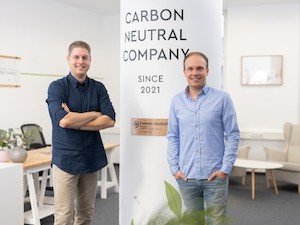 © Lillydoo GmbH / Die LILLYDOO Gründer Sven Bauer und Gerald Kullack freuen sich über das Erreichen der Zertifizierung "Klimaneutrales Unternehmen".
