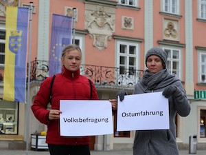 © NN / Sophie Gatschnegg und Lina Koppensteiner vor dem Rathaus