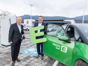 © Energie Steiermark/ Start in Leoben für das österreichweite E-Tankstellenprojekt mit der Handelskette Hofer: Christian Purrer (li.) und Martin Graf, Energie Steiermark